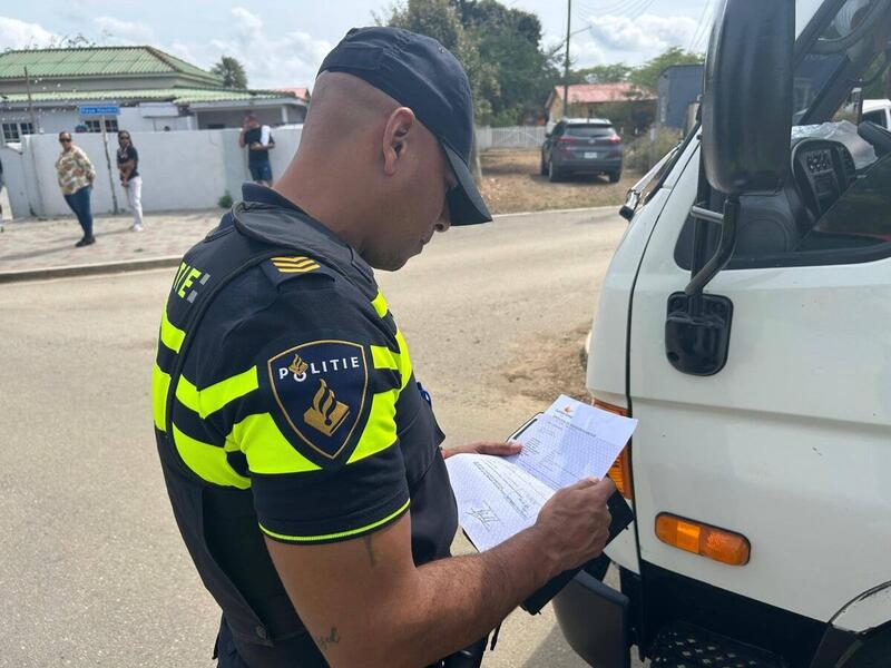 Polis ku kòntròl promé ku marcha Hubenil na Rincon sali