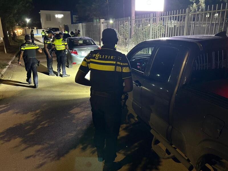 Varios intervenshon di polis: persekushon, aksidente i kontrol intensivo riba karetera