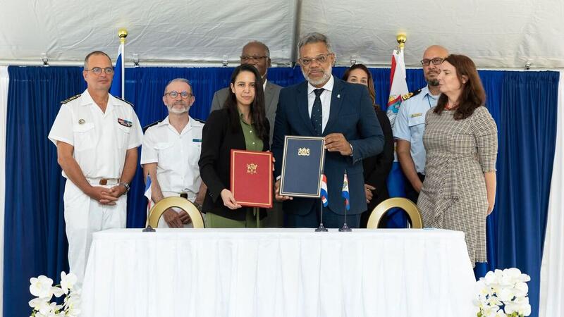 Wardakosta di Karibe Hulandes i Saint Martin a firma Tratado pa Persekushon di Boto di Droga