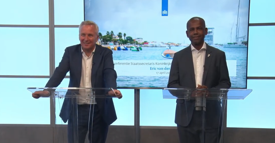 Sekretario di estado Van der Burg i gezaghèber Soliano ta papia tokante kooperashon durante konferensia di prensa na Boneiru