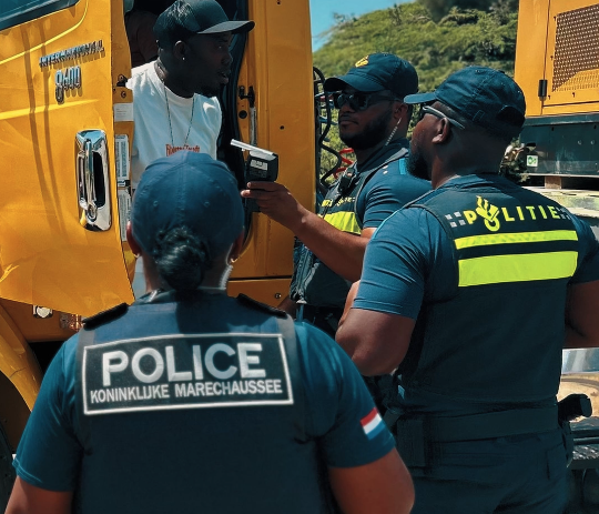 Polis ta enfoká riba un Dia di Rincon 2026 seif i ordená