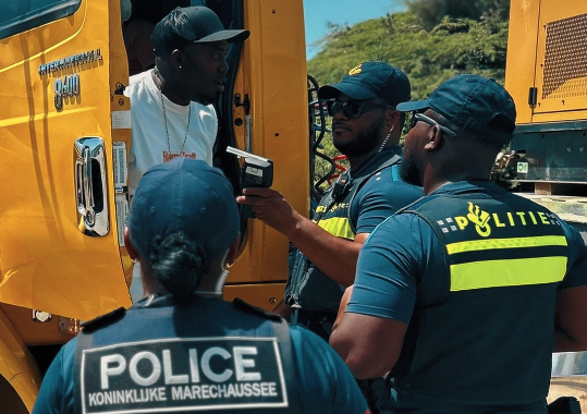 Polis ta enfoká riba un Dia di Rincon 2026 seif i ordená