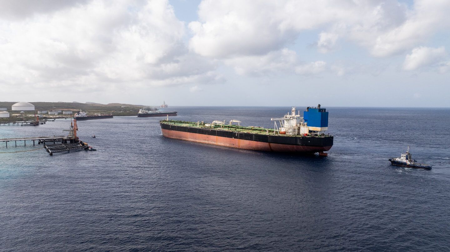 Very Large Crude Carrier (VLCC) ta bolbe mara na Bullenbaai despues di 10 aña