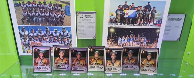 Brandaris Café ta honra kampionnan di Pony League ku selebrashon i un vitrina