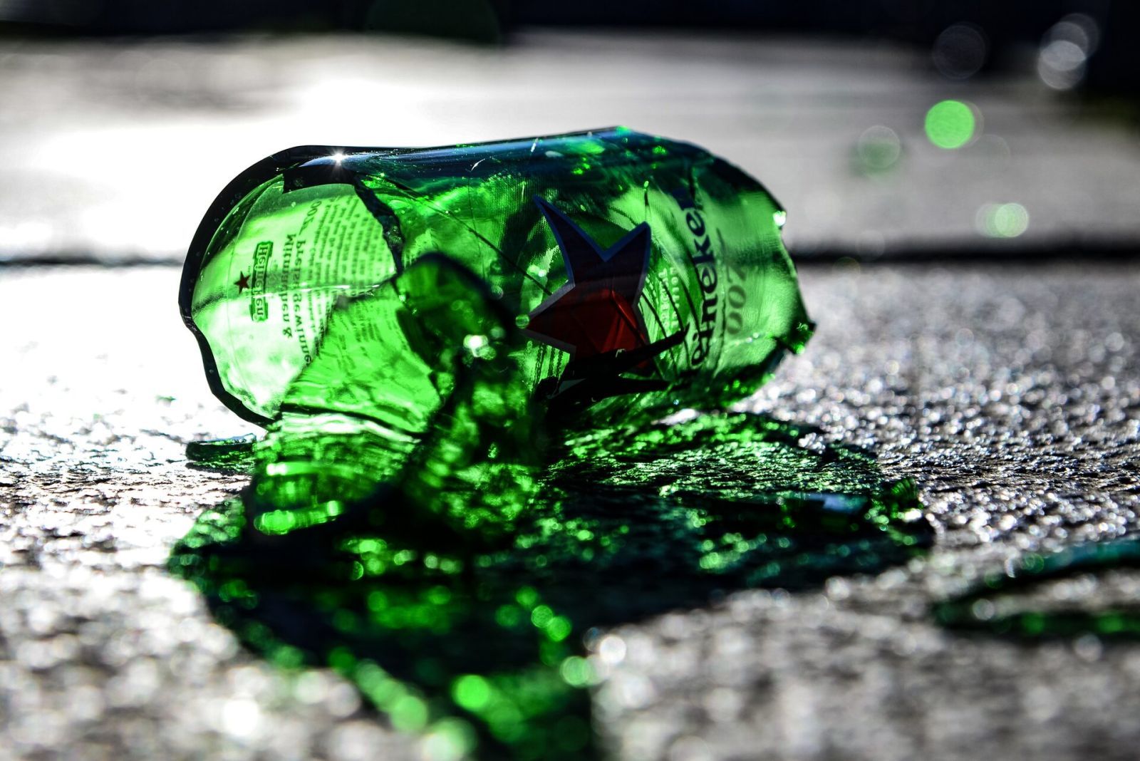 Prohibishon temporal di bòter di glas den sentro di Kralendijk durante Regata 2026