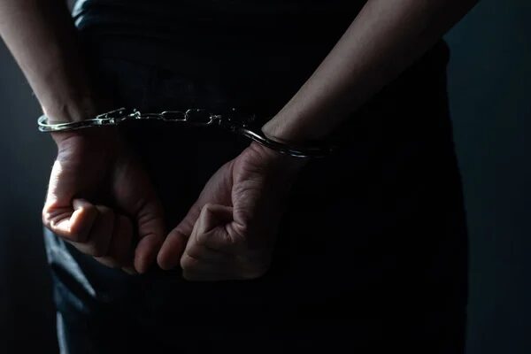 Dos hòmber detené pa menasa i violashon di Lei di Arma di Kandela BES