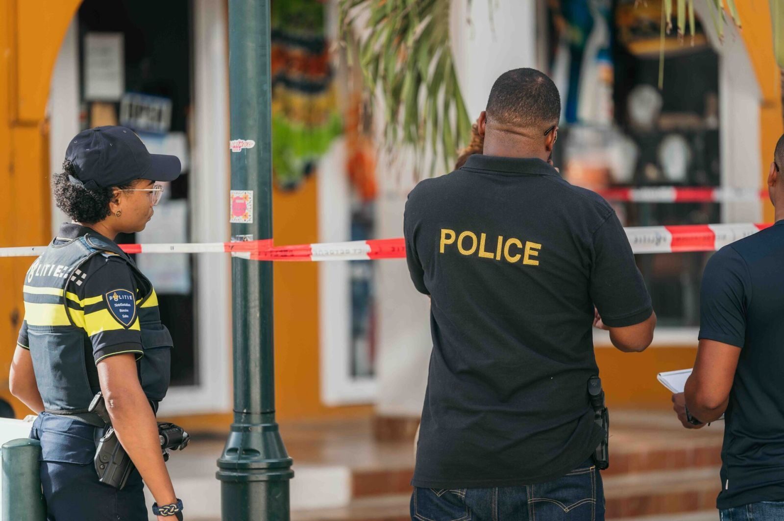 Hóben dama di 20 aña riba laman detené den investigashon di kaso di bala riba outo di agente polisial